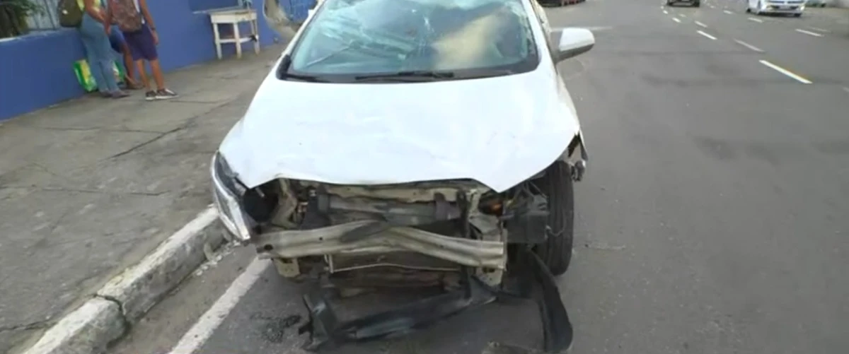 Carro ficou destruído após acidente por Reprodução / TV Bahia