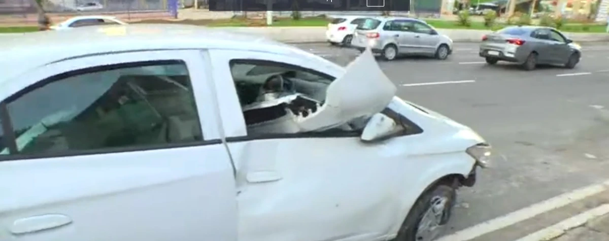 Carro ficou destruído após acidente por Reprodução / TV Bahia