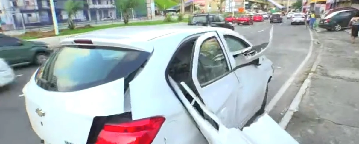 Carro ficou destruído após acidente por Reprodução / TV Bahia