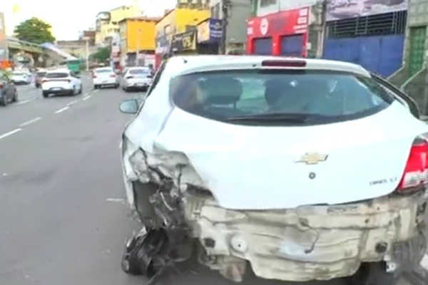 Carro ficou destruído após acidente