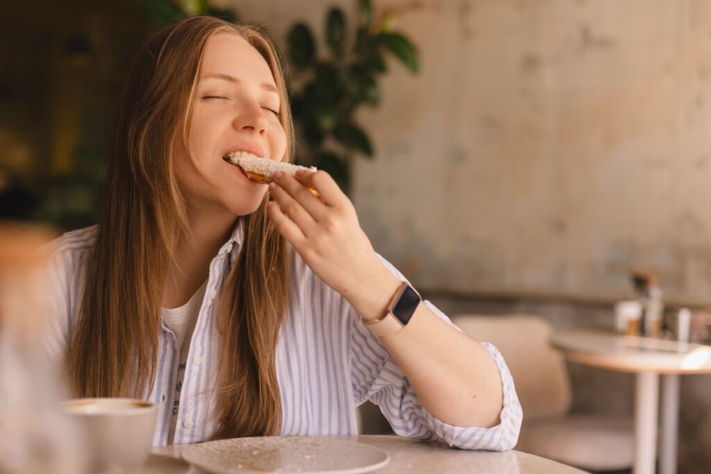 A bulimia nervosa é marcada por episódios de compulsão alimentar seguidos por vômitos induzidos (Imagem: Ekateryna Zubal | Shutterstock)
