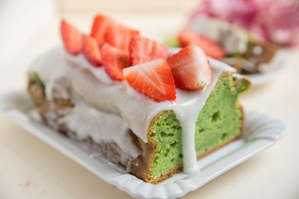 Bolo de abacate com iogurte e morango (Imagem: A_Lein | Shutterstock)
