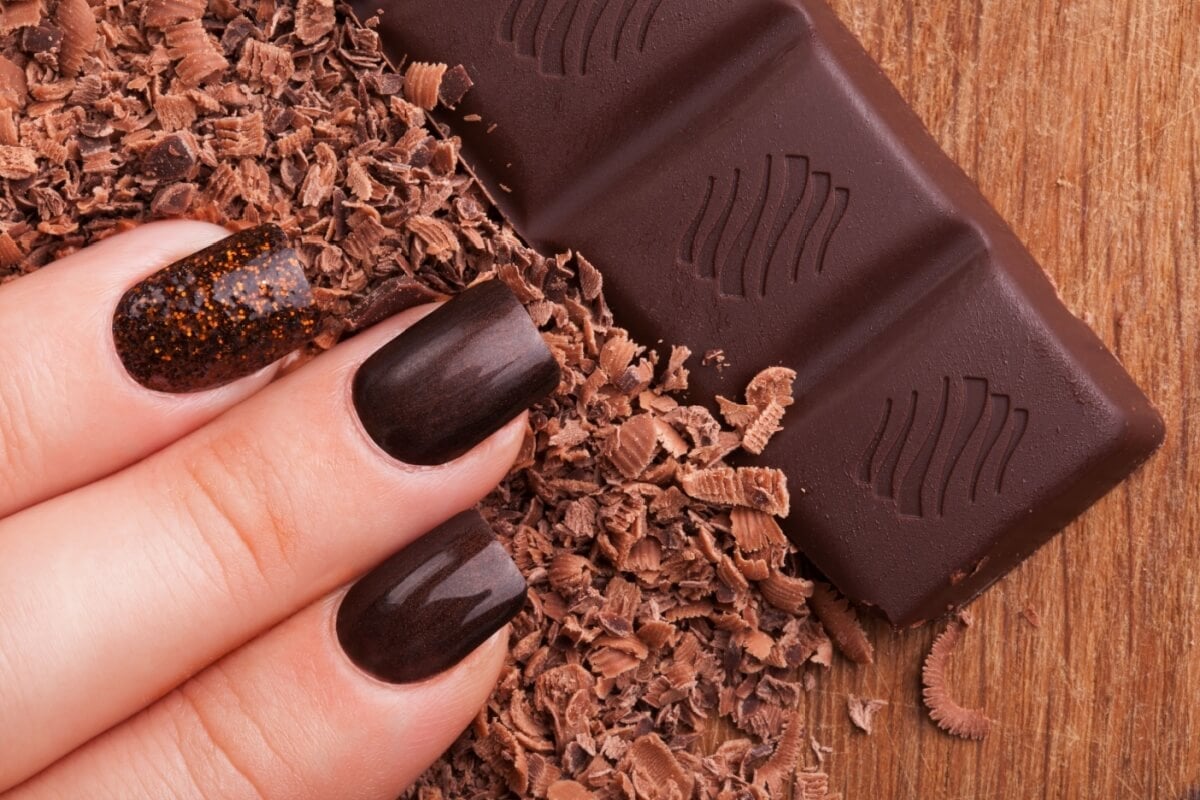 Marrons, vinhos e vermelhos ganham destaque nas unhas (Imagem: Sergey Golenko | Shutterstock)