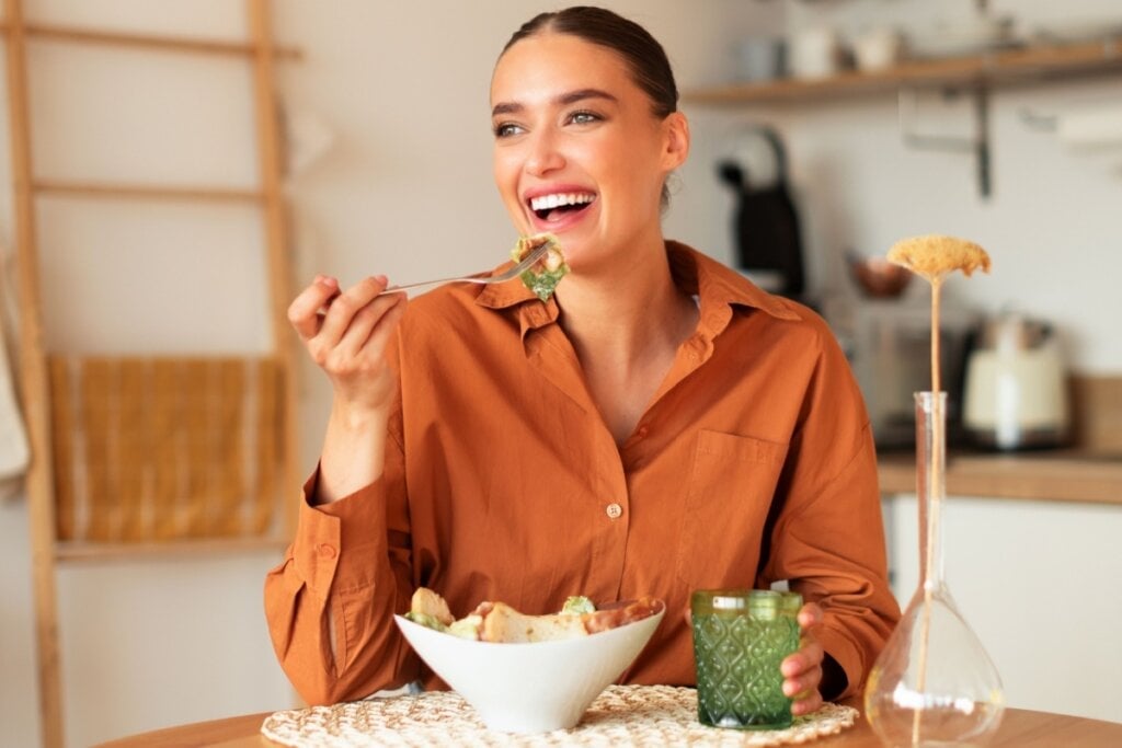 O consumo de fibras ajuda a manter microbiota saudável (Imagem: Prostock-studio | Shutterstock)