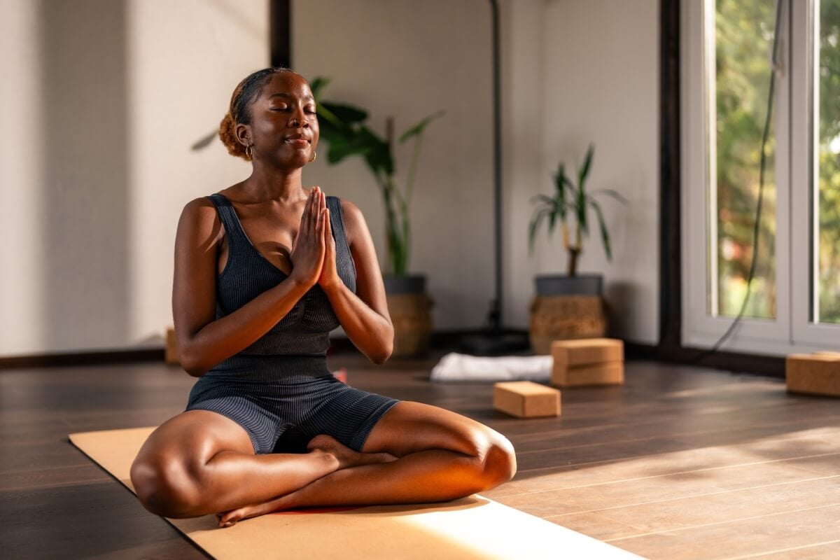 O yoga às cegas é uma experiência sensorial única (Imagem: f.t.Photographer | Shutterstock)
