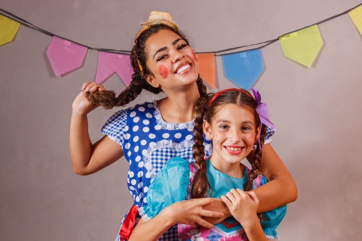 Penteados temáticos complementam o look da festa junina com criatividade e charme (Imagem: Bernardo Emanuelle | Shutterstock) 
