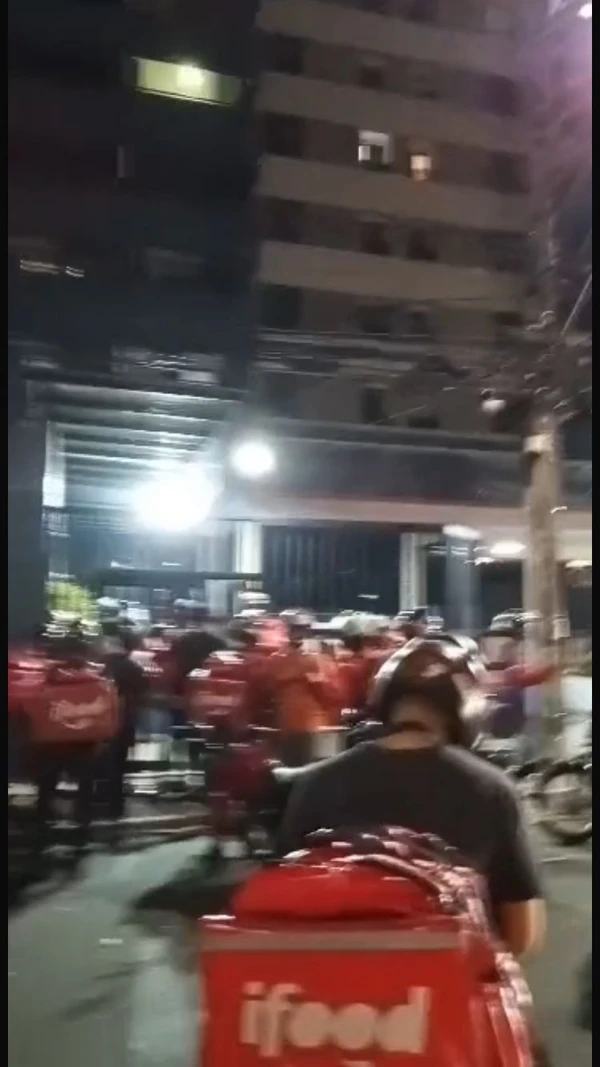 Entregadores protestaram em frente à prédio por Reprodução