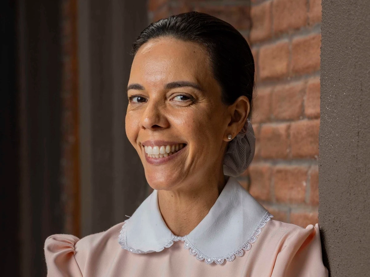 Flavia Reis é Jacira em 'Garota do Momento' por Reprodução/TV Globo      
