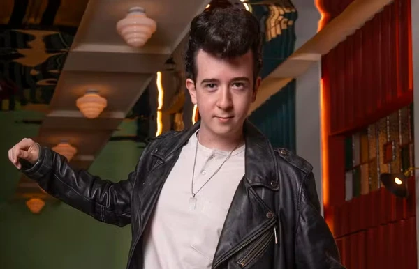 Gabriel Milane é Luiz Cláudio/Topete em 'Garota do Momento' por Reprodução/TV Globo 