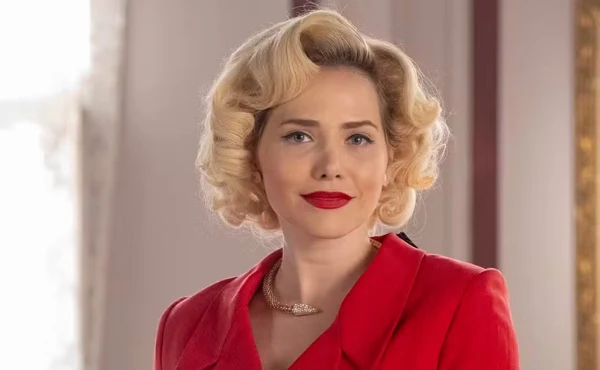 Letícia Colin é Zélia em 'Garota do Momento' por Reprodução/TV Globo 
