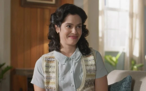 Maria Flor é Anita em 'Garota do Momento' por Reprodução/TV Globo 