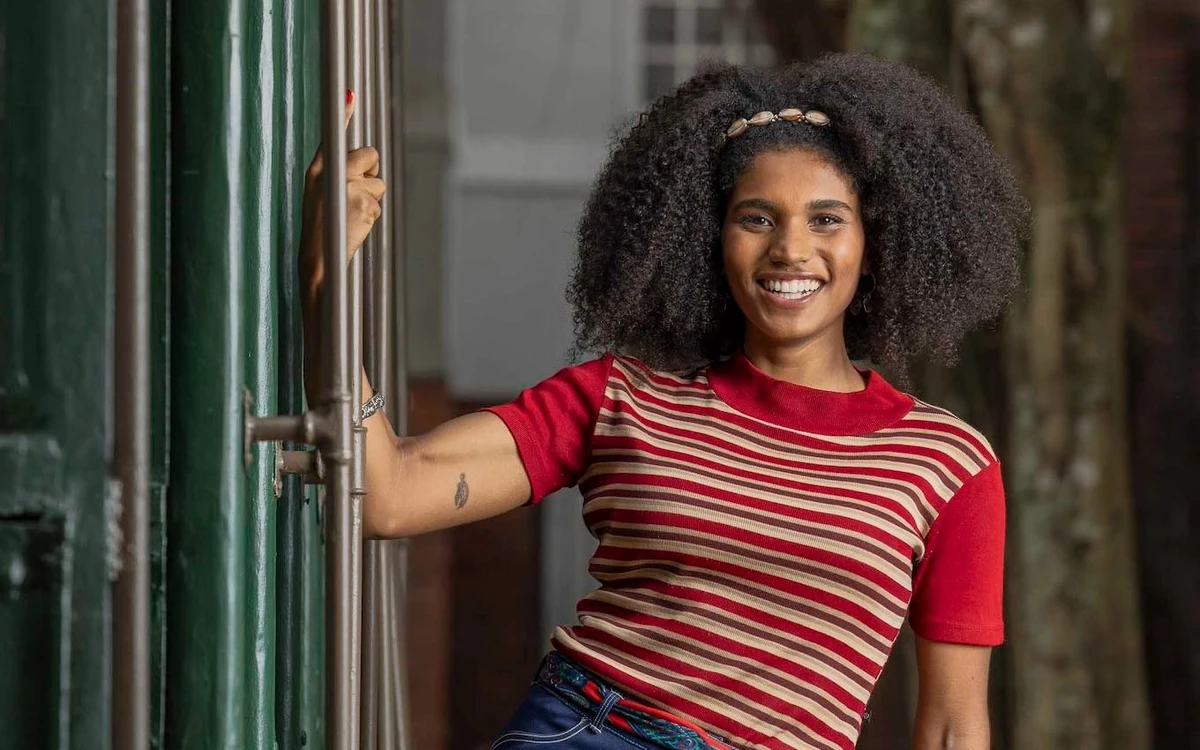 Mariana Sena é Glorinha em 'Garota do Momento' por Reprodução/TV Globo     