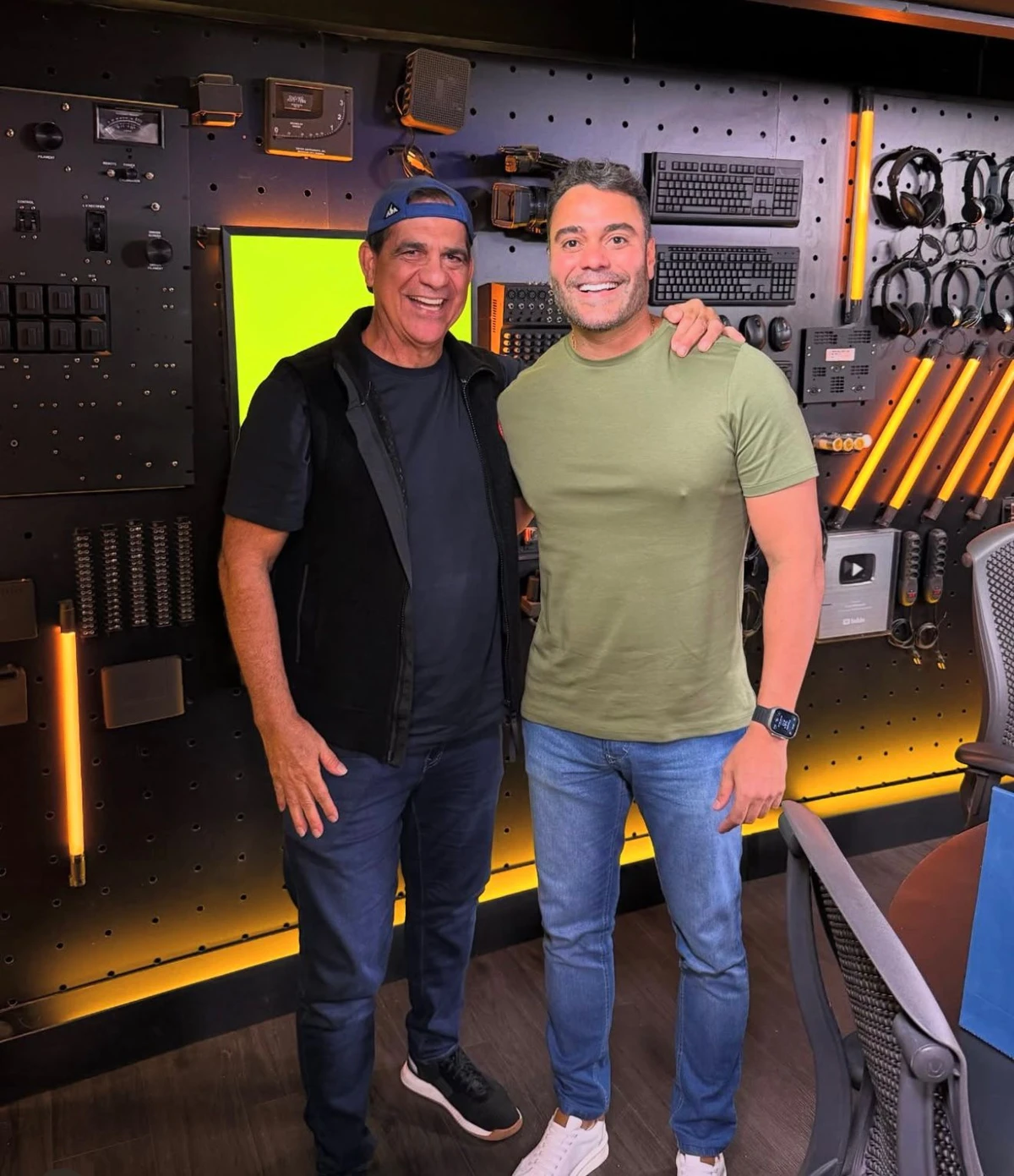 O cantor Durval Lelys e Aldo Benevides no programa "Vem Que Tem" por Divulgação