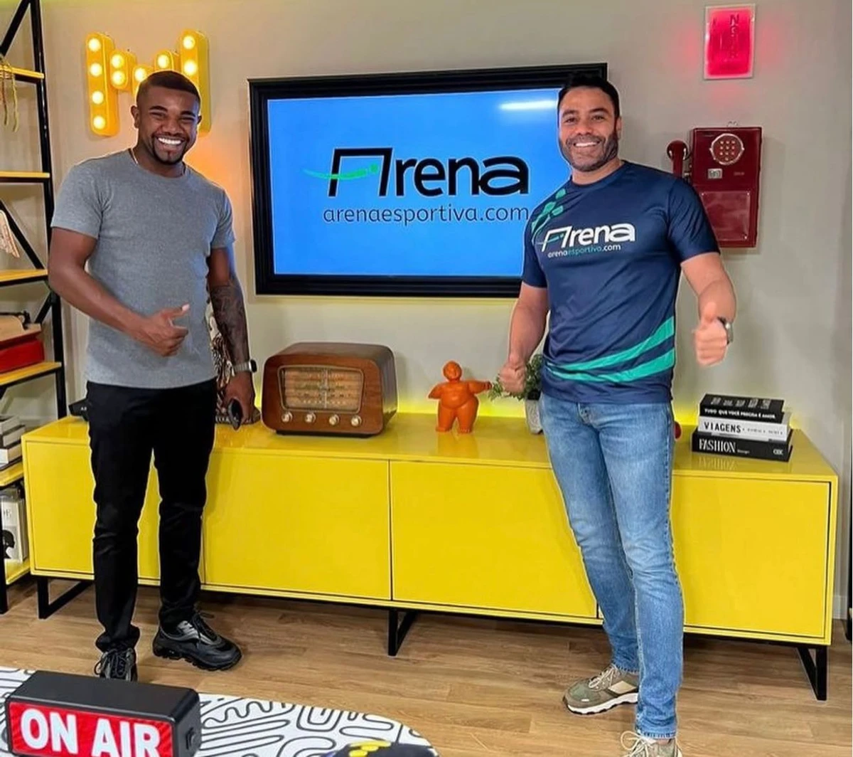 O ex-BBB Davi Brito e Aldo Benevides no programa "Vem Que Tem" por Divulgação