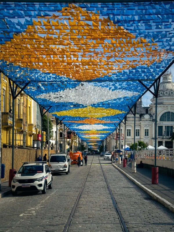 Rua Chile já está enfeitada para o Arraiá da Prefs