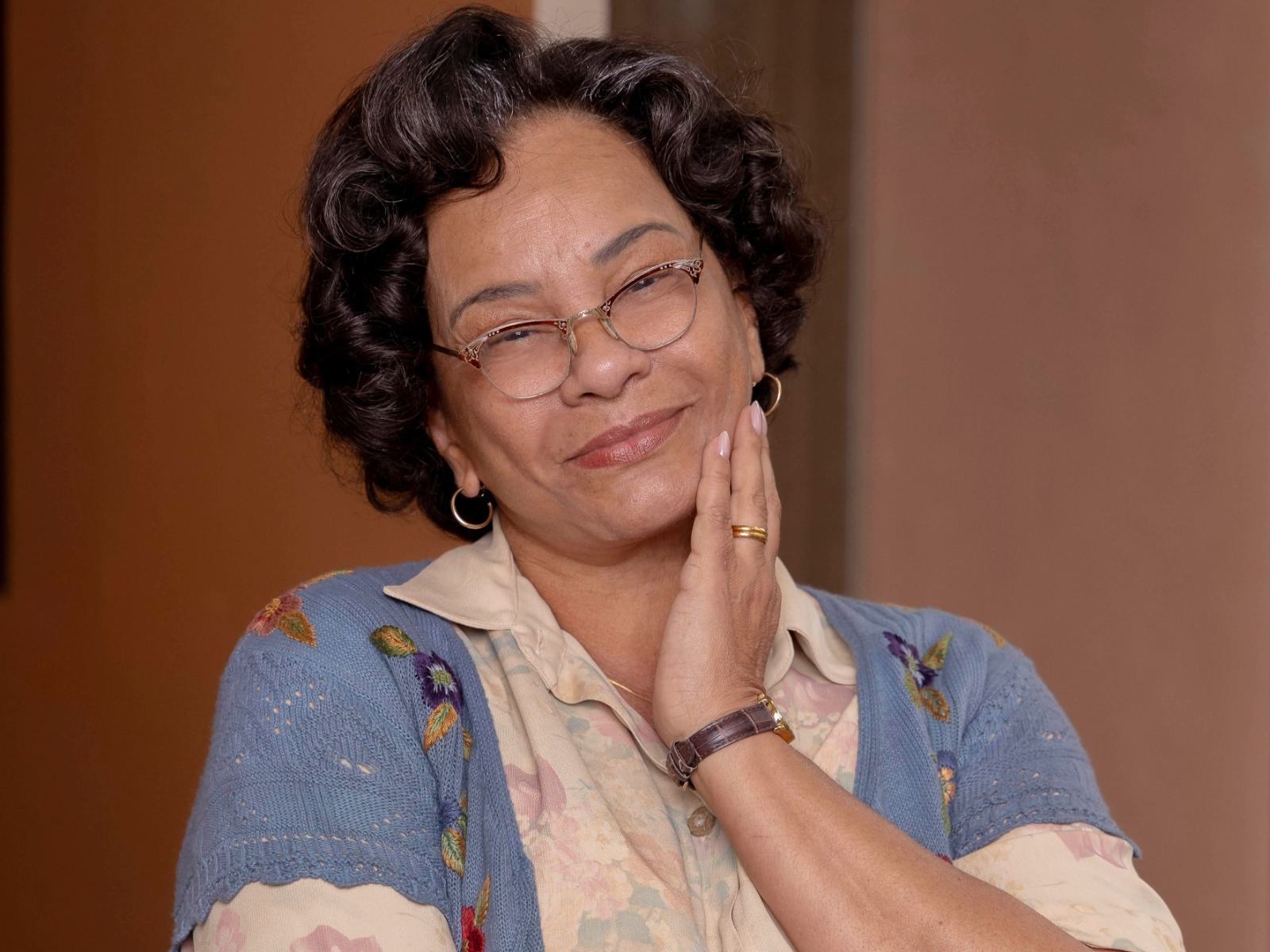 Solange Couto é Carmem em 'Garota do Momento' por Reprodução/TV Globo  