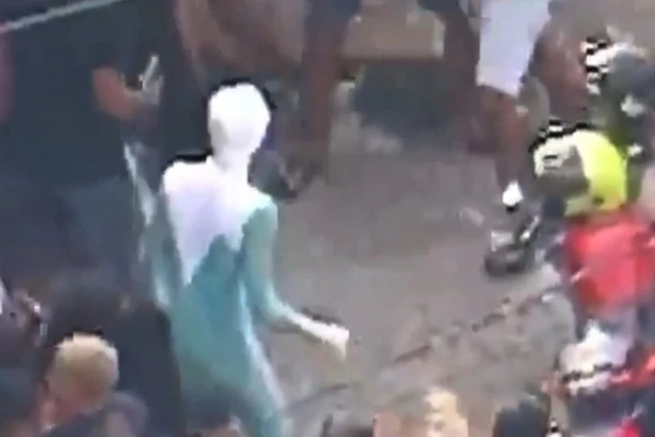 Até o personagem Gelado, da animação Os Incríveis, foi flagrado no meio da manifestação por Reprodução/ Redes Sociais