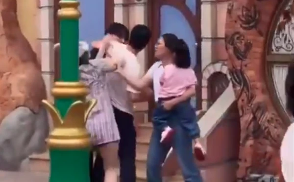 Casal furou fila na Disney