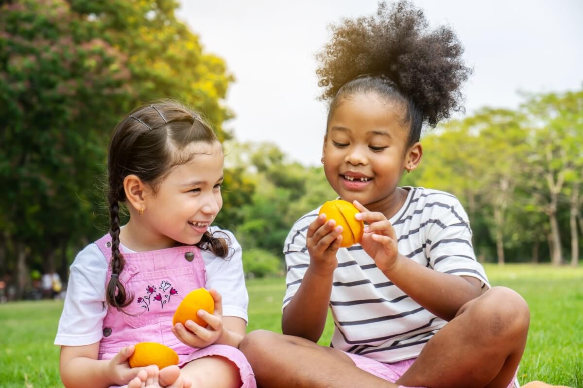 A alimentação infantil deve ser equilibrada e saudável (Imagem: chingyunsong | Shutterstock)