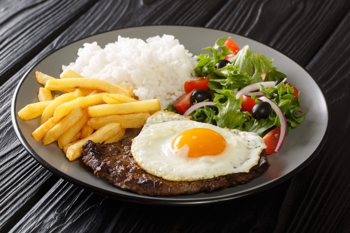 Bife a cavalo (Imagem: Sergii Koval | Shutterstock) 