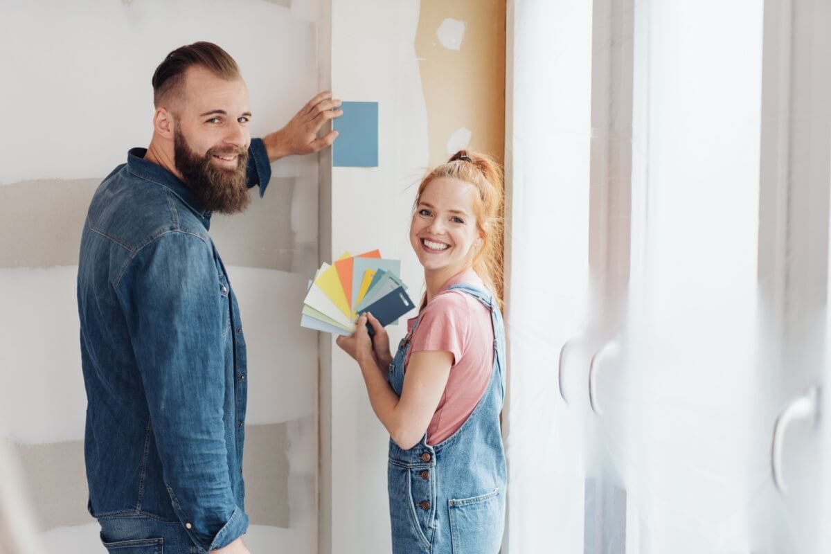Diversos aspectos podem influenciar a escolha da tinta para a parede (Imagem: stockfour | Shutterstock)