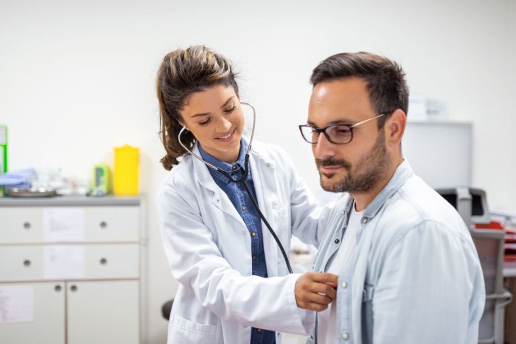 É indicado procurar um médico para investigar a taquicardia (Imagem: Photoroyalty | Shutterstock)