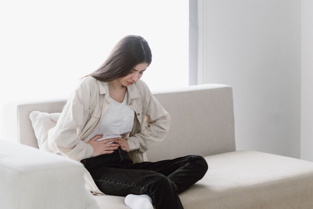 Inchaço ou distensão no abdômen é dos sintomas da síndrome do intestino irritável (Imagem: brizmaker | Shutterstock)