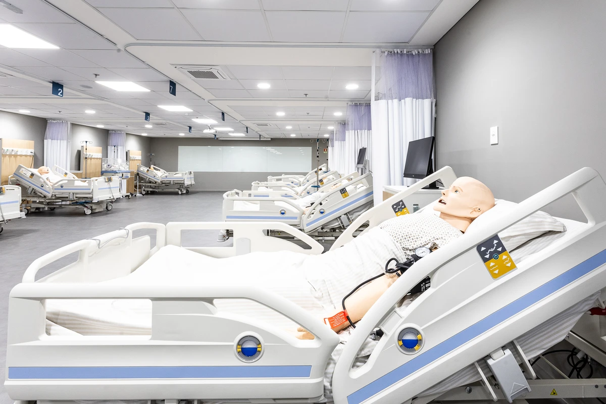 Espaço simula área de enfermaria do Hospital Sírio-Libanês