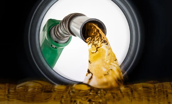 Especialistas revelam o que acontece quando você combina gasolina e etanol no tanque do seu veículo.