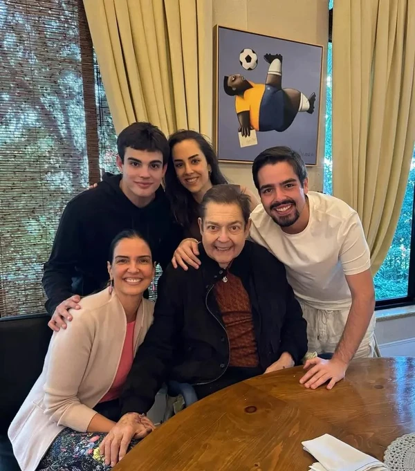Faustão Silva reunido com os filhos e a esposa, Luciana Cardoso por Reprodução/Instagram 