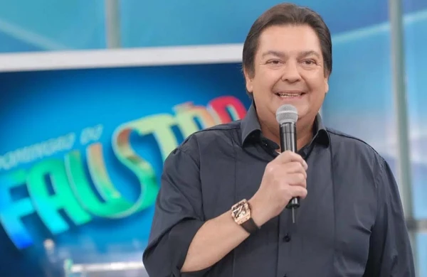Faustão Silva reunido com os filhos e a esposa, Luciana Cardoso  por Reprodução/TV Globo