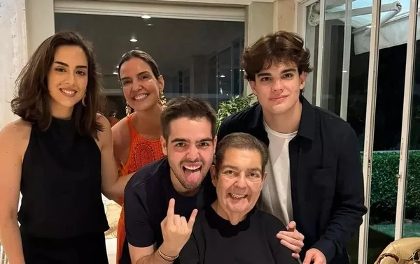 Faustão Silva reunido com os filhos e a esposa, Luciana Cardoso por Reprodução/Instagram 