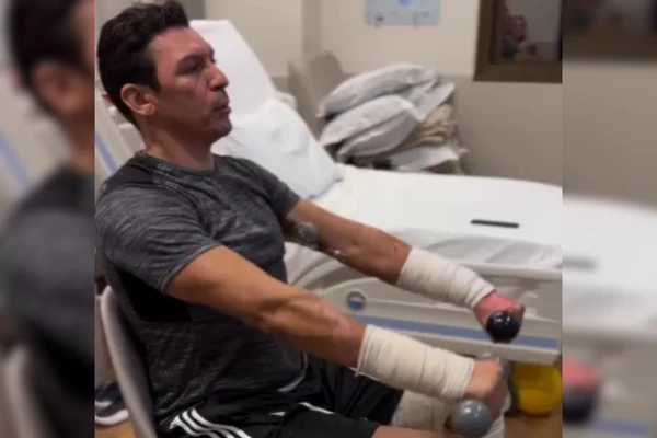 Lúcio realizando fisioterapia no Hospital Nora Teixeira, em Porto Alegre