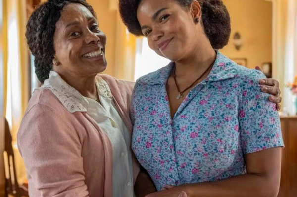 Manuela (Dhu Moraes) e Dita (Jeniffer Nascimento) em 'Êta Mundo Melhor' por Divulgação/TV Globo  
