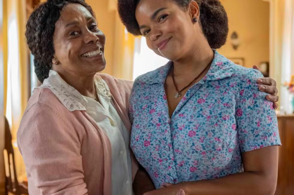 Manuela (Dhu Moraes) e Dita (Jeniffer Nascimento) em 'Êta Mundo Melhor' por Divulgação/TV Globo  