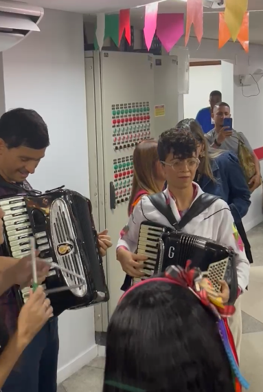 Médicos tocaram músicas de forró para os pacientes e familiares por Reprodução