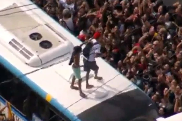 O cantor Oruam subiu em um ônibus durante a manifestação por Reprodução/ Redes Sociais