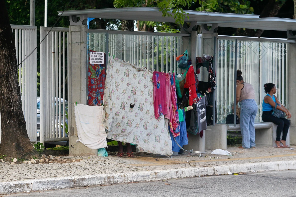 Pessoa em situação de rua em ponto da Federação