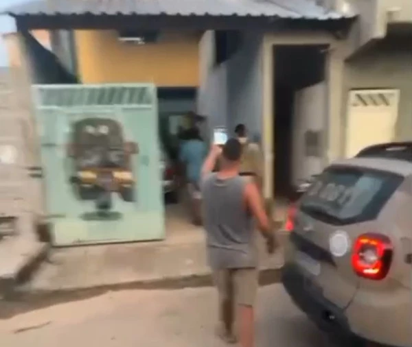 Policiais entraram em luta corporal com moradores do Parque Ecológico por Reprodução