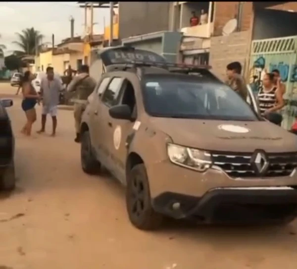 Policiais entraram em luta corporal com moradores do Parque Ecológico por Reprodução