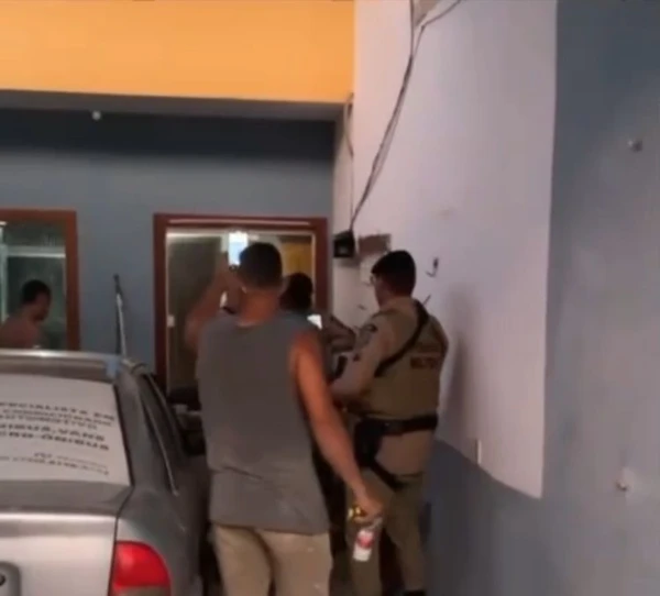 Policiais entraram em luta corporal com moradores do Parque Ecológico por Reprodução