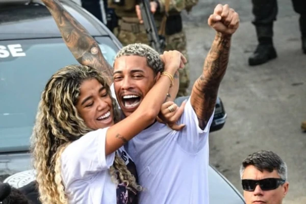 Poze foi recebido pela esposa, Viviane Noronha por Reprodução/ Redes Sociais