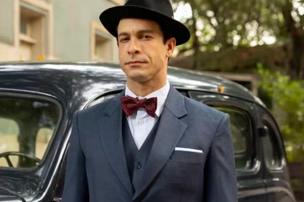 Rainer Candete como Celso em "Êta Mundo Melhor' por Divulgação/TV Globo 