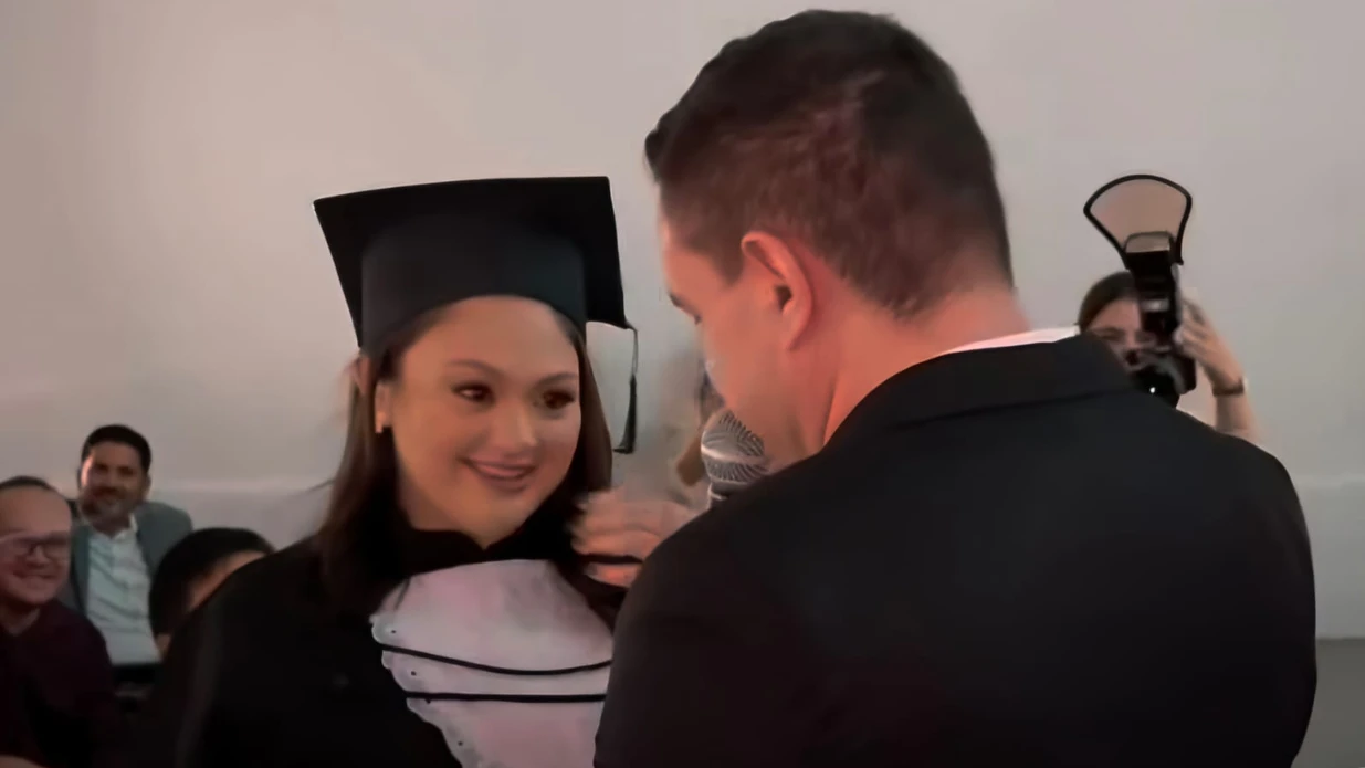 Imagem - Professor pede aluna em casamento durante colação de grau e divide opiniões: 'Quebra de protocolo'