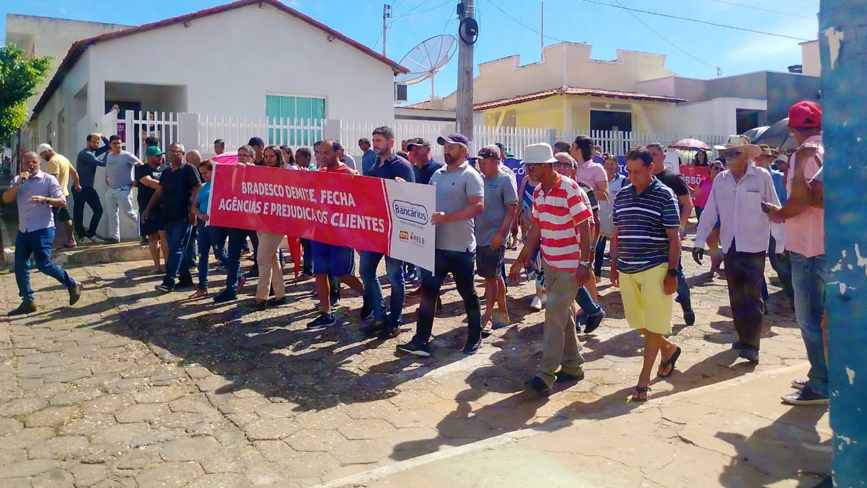Imagem - Moradores protestam após único banco de cidade baiana anunciar fechamento