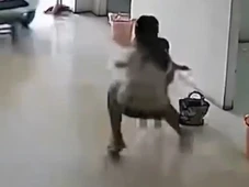 Imagem - Menina salva irmã de ser atropelada por veículo desgovernado; veja vídeo