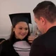 Imagem - Professor pede aluna em casamento durante colação de grau e divide opiniões: 'Quebra de protocolo'