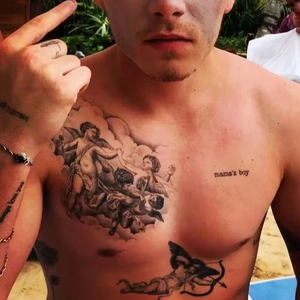 Brooklyn Beckham cobre tatuagem dedicada à mãe, Victoria, com homenagem à mulher, Nicola Peltz por Reprodução/Redes Sociais     