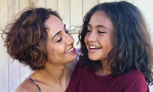 Camila Pitanga e a filha Antônia quando criança  por Reprodução/Redes Sociais    