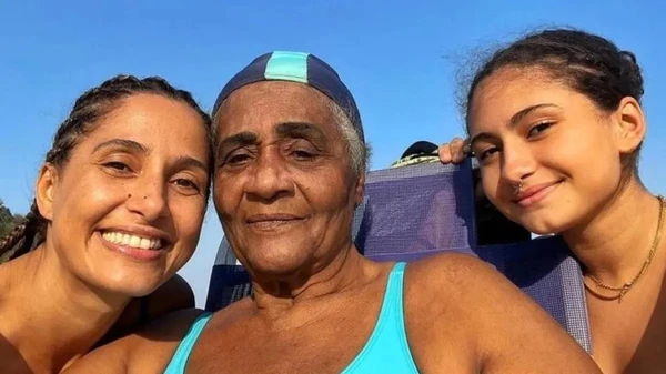 Camila Pitanga, Vera Manhães e Antônia curtem a praia por Reprodução/Redes Sociais   